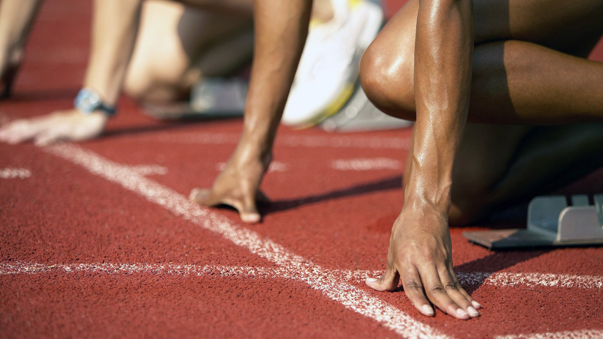 “足球场馆新技术应用，提升比赛安全性”，足球场地建设创新做法